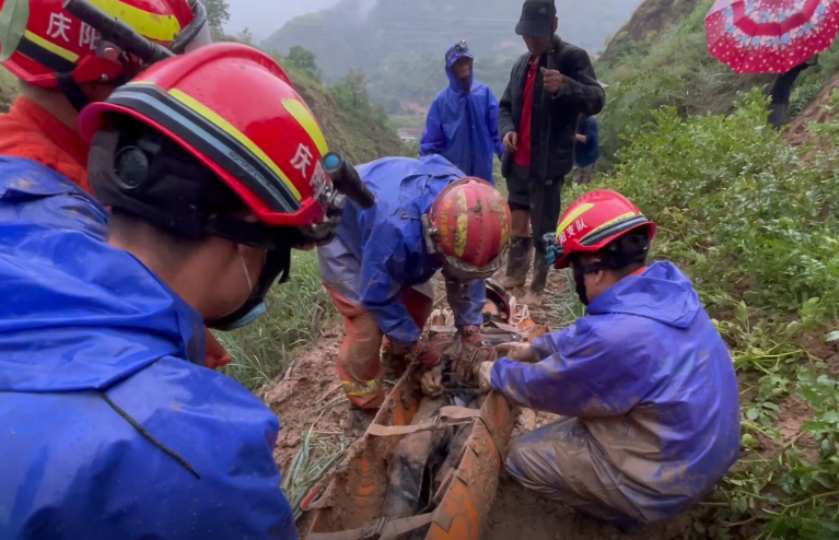 甘肅慶陽(yáng)：連發(fā)兩起因抓蝎子墜溝被困事故 消防雨夜馳援