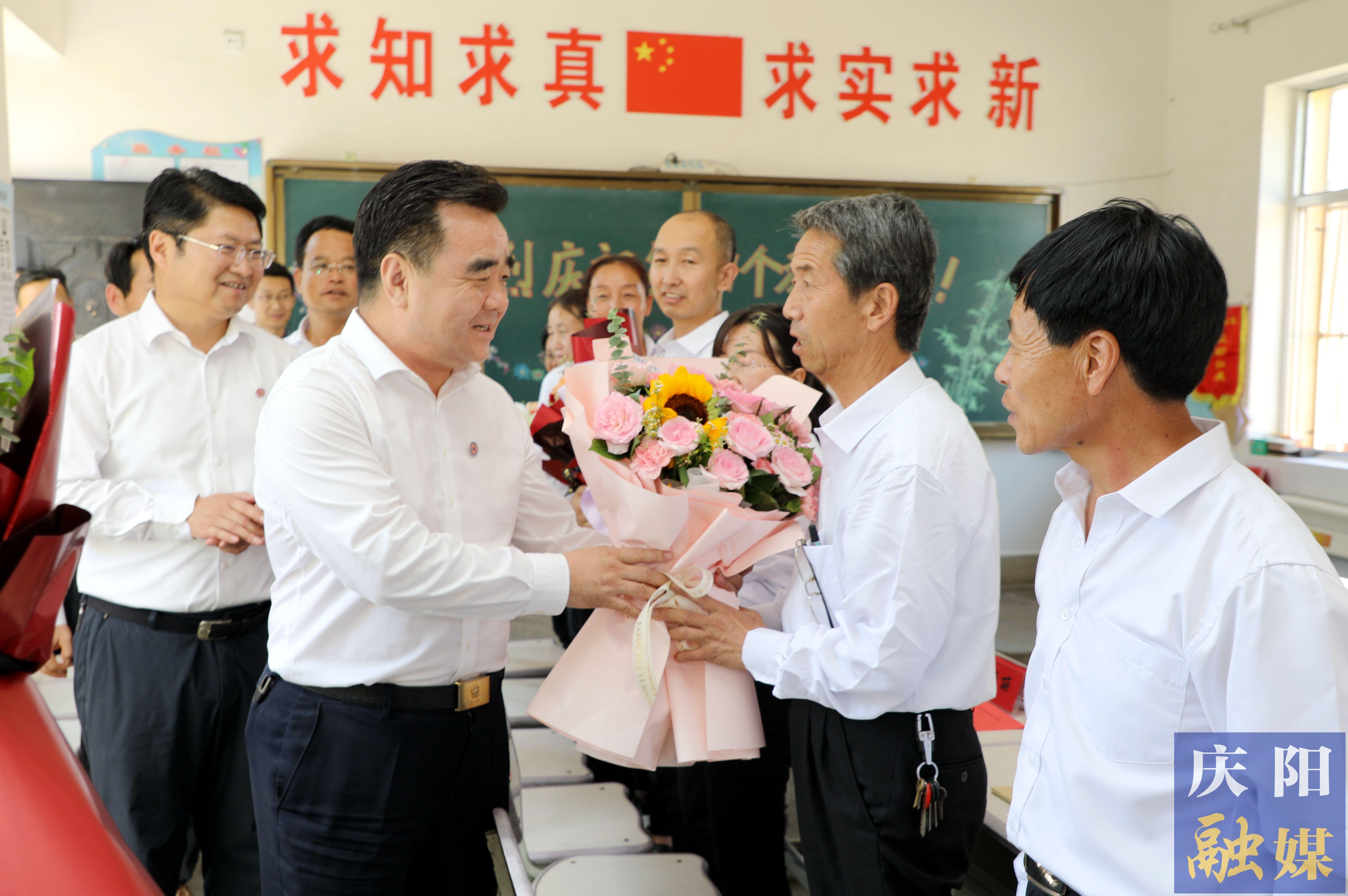 黃澤元在鎮(zhèn)原縣屯字鎮(zhèn)田嶺小學走訪慰問一線教師 勉勵大家擔當教育使命，當好美麗園丁，引領鄉(xiāng)村文化，努力培養(yǎng)德智體美勞全面發(fā)展的社會主義建設者和接班人