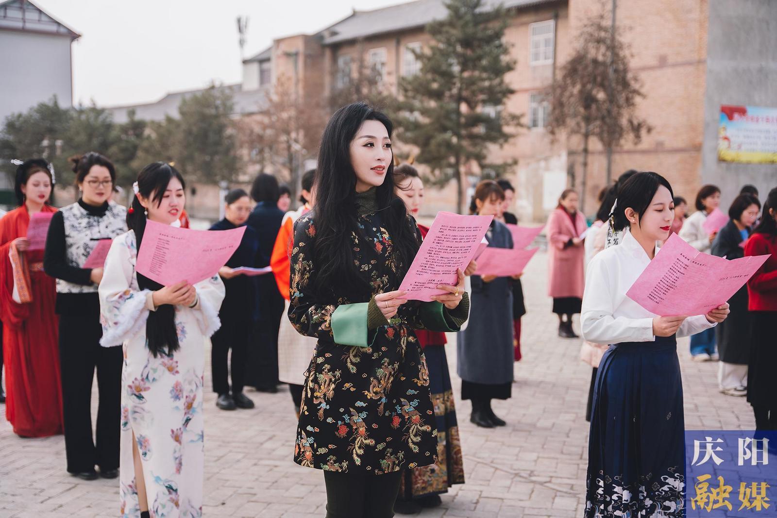 【攝影報道】春日有約不負(fù)芬芳 ——市委宣傳部、市委統(tǒng)戰(zhàn)部、市融媒體中心女職工攜手共慶“三八”國際勞動婦女節(jié)