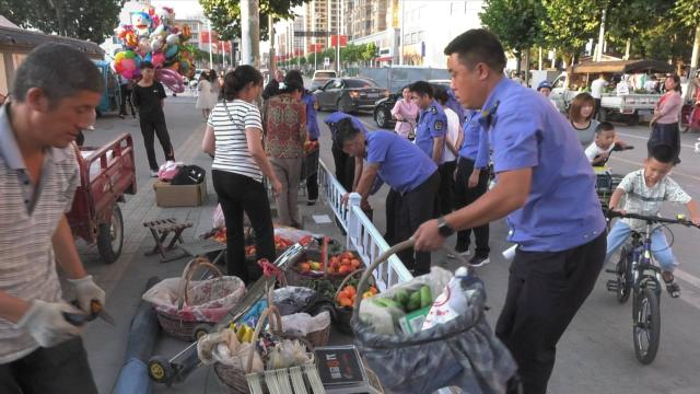 合水：規(guī)范路邊水果攤點 提升市容環(huán)境秩序