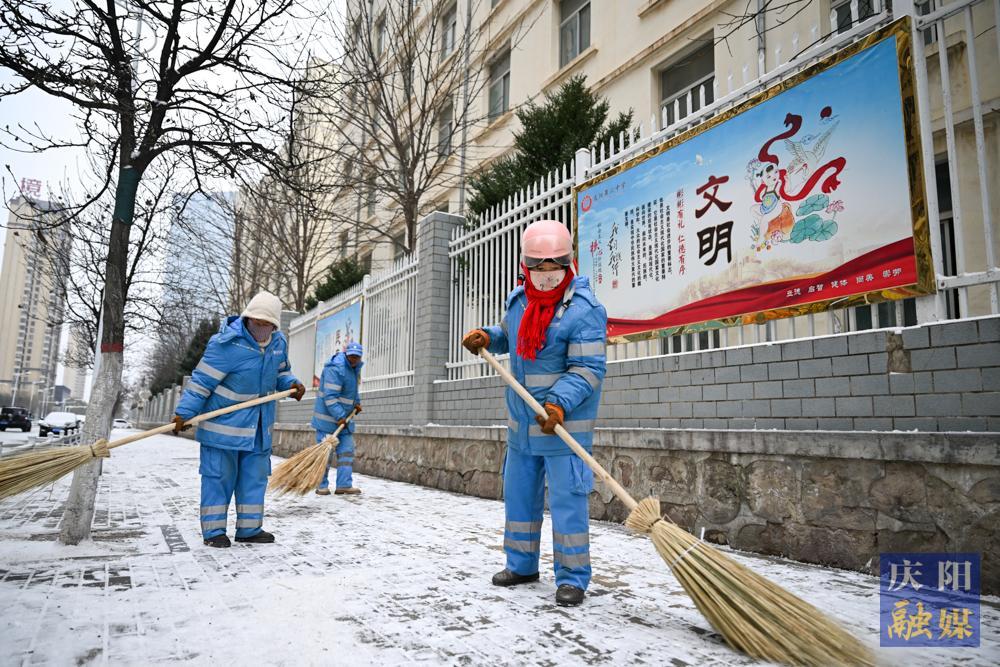 【攝影報道】西峰：除雪鏟冰保暢通