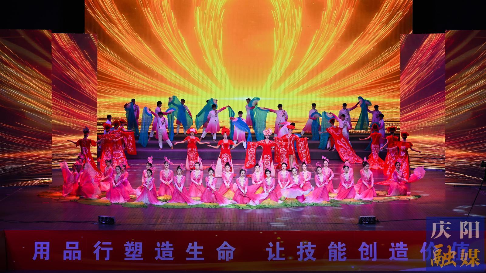 【攝影報(bào)道】慶陽職業(yè)技術(shù)學(xué)院“匠心育才向未來”文藝晚會舉行