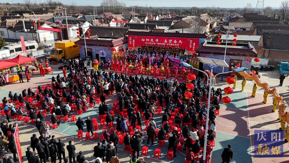 【攝影報(bào)道】2024年全國“四季村晚”示范展示活動在西峰區(qū)左咀村精彩上演
