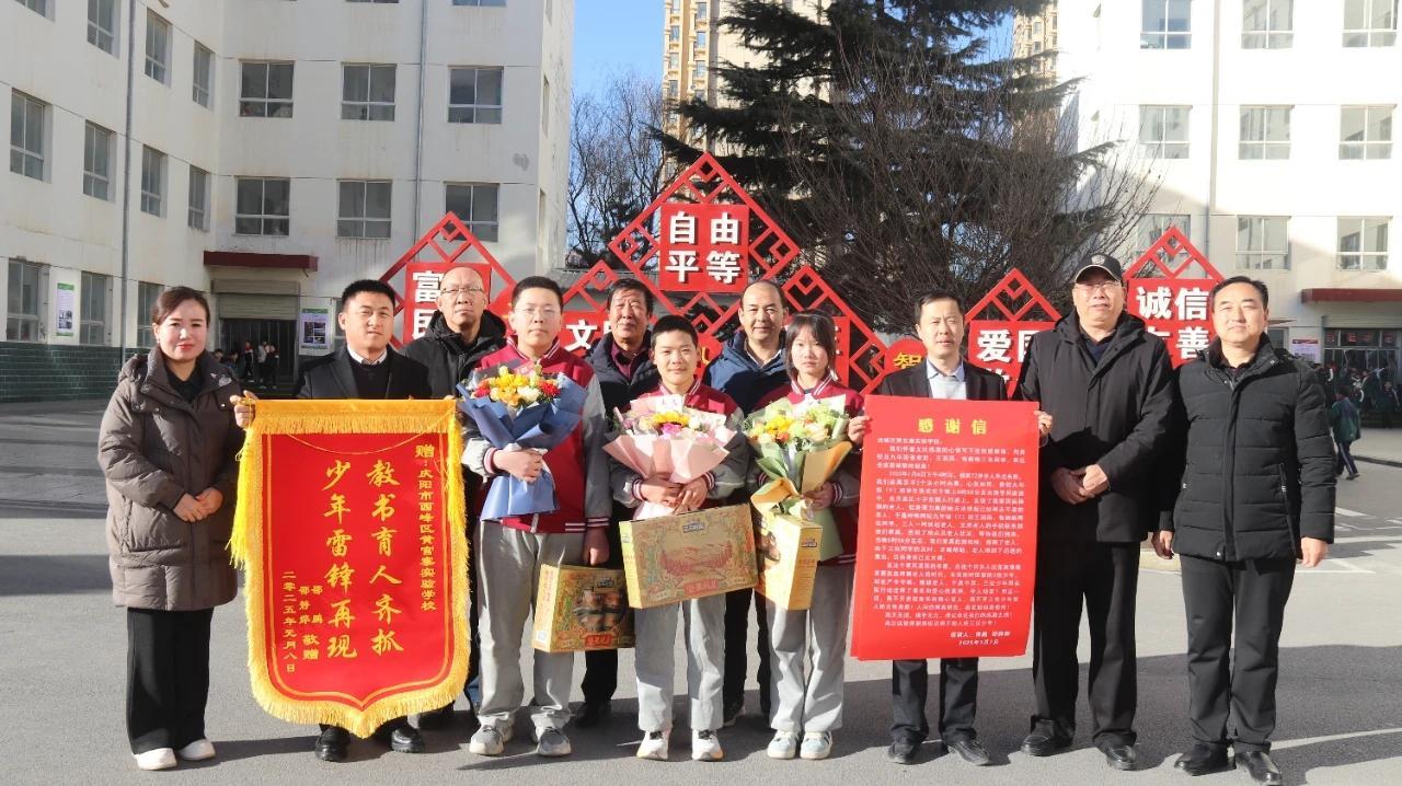 【點亮美好教育·展示美德學(xué)生】七旬老人走失跌倒  陽光少年暖心救助