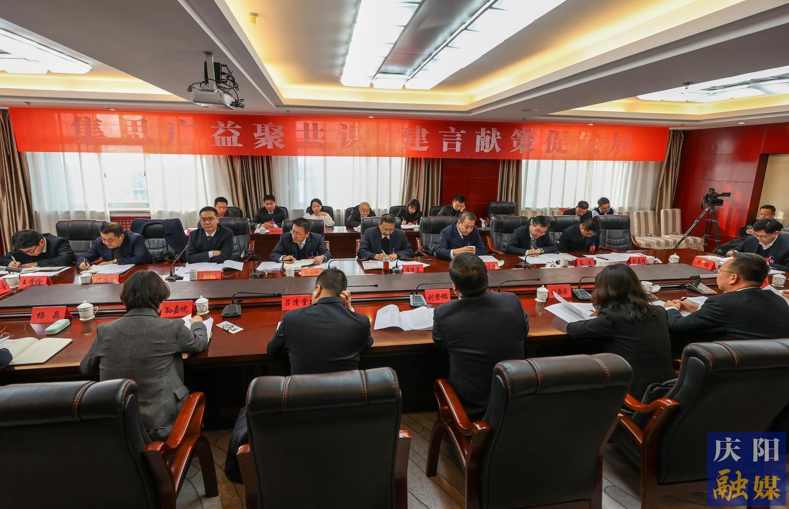 【圖說兩會(huì)】市政協(xié)委員分組討論政府工作報(bào)告和計(jì)劃、財(cái)政報(bào)告