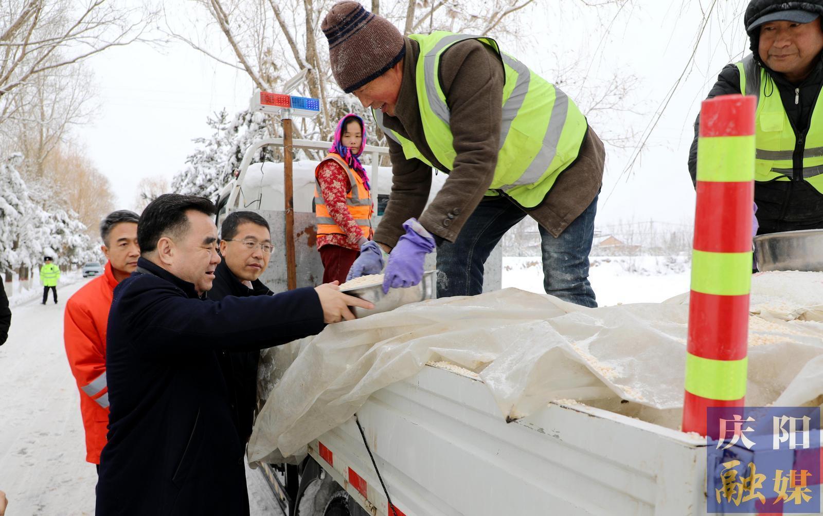 黃澤元在調(diào)研道路除雪保通保暢工作時(shí)強(qiáng)調(diào) 高質(zhì)高效安全開(kāi)展道路冰雪清運(yùn)工作 最大限度減輕強(qiáng)降雪天氣帶來(lái)的影響