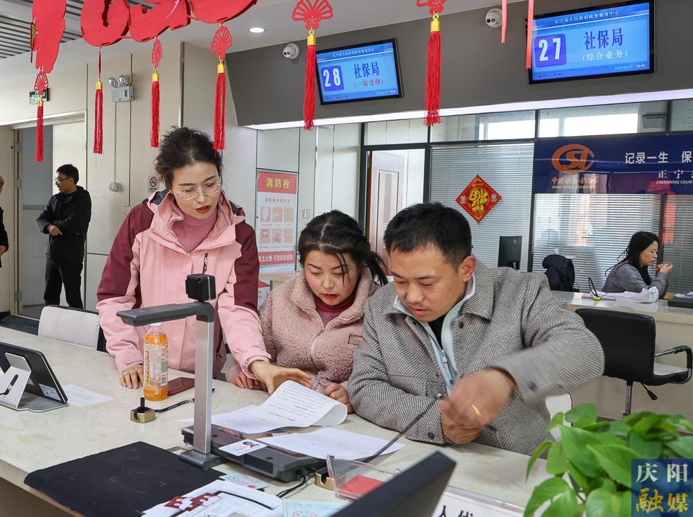 【攝影報(bào)道】正寧縣“小寧幫辦”：政務(wù)服務(wù)新亮點(diǎn)，提升群眾滿意度