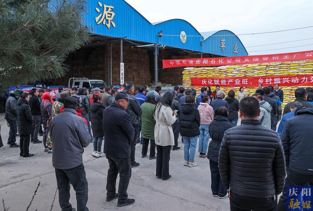 【攝影報(bào)道】慶陽石化捐贈90噸復(fù)合肥助力鎮(zhèn)原縣馬渠鎮(zhèn)春耕生產(chǎn)