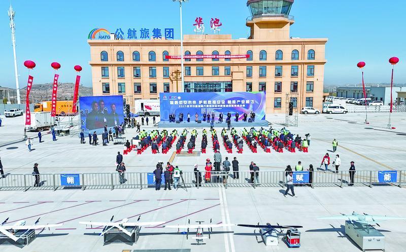 2025數(shù)字中國創(chuàng)新大賽·低空經(jīng)濟(jì)賽道·特別報(bào)道丨無人機(jī)秒變“巡檢尖兵”！全國首次油田巡檢挑戰(zhàn)賽在慶陽舉行