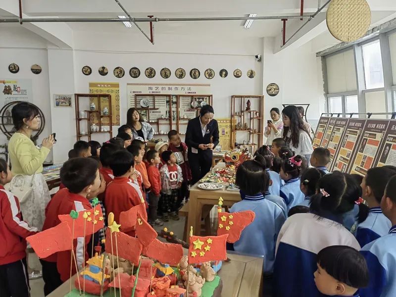 西峰區(qū)兩所幼兒園57名師生走進(jìn)區(qū)青少年綜合實(shí)踐基地開展游學(xué)活動(dòng)