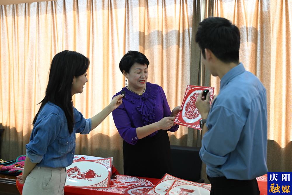 剪紙藝人介紹慶陽(yáng)剪紙。
