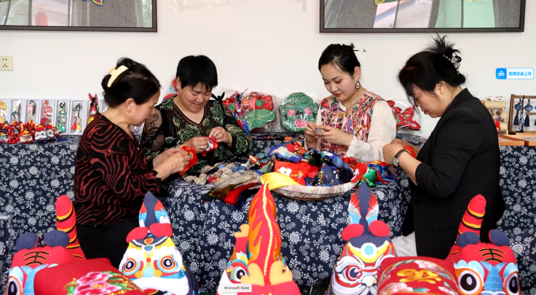 【香約慶陽(yáng) 包容天下】西峰區(qū)：手工香包跨界“出圈” 非遺技藝“繡”出時(shí)尚潮流