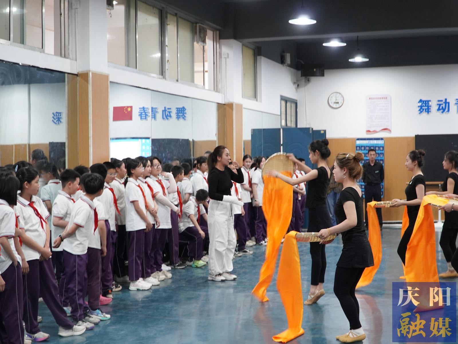 【2025年職業(yè)教育活動(dòng)周】慶陽市8所中小學(xué)在慶陽職業(yè)技術(shù)學(xué)院開展職業(yè)體驗(yàn)活動(dòng)