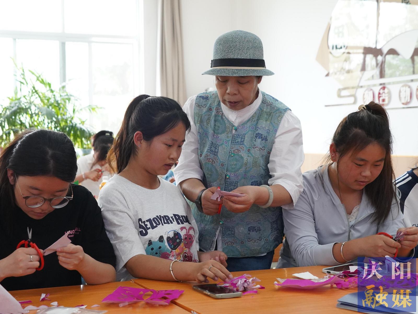 【2025年職業(yè)教育活動周】慶陽職業(yè)技術(shù)學院舉辦“香包載道·剪紙生花”非遺文化教學展示活動