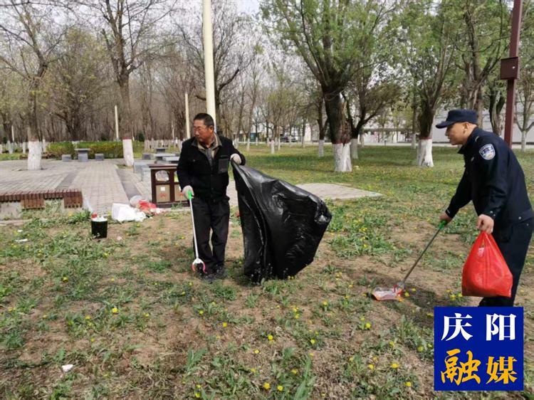 【創(chuàng)建文明城·慶陽在行動】公園衛(wèi)生細化清理 文明美景常駐常新