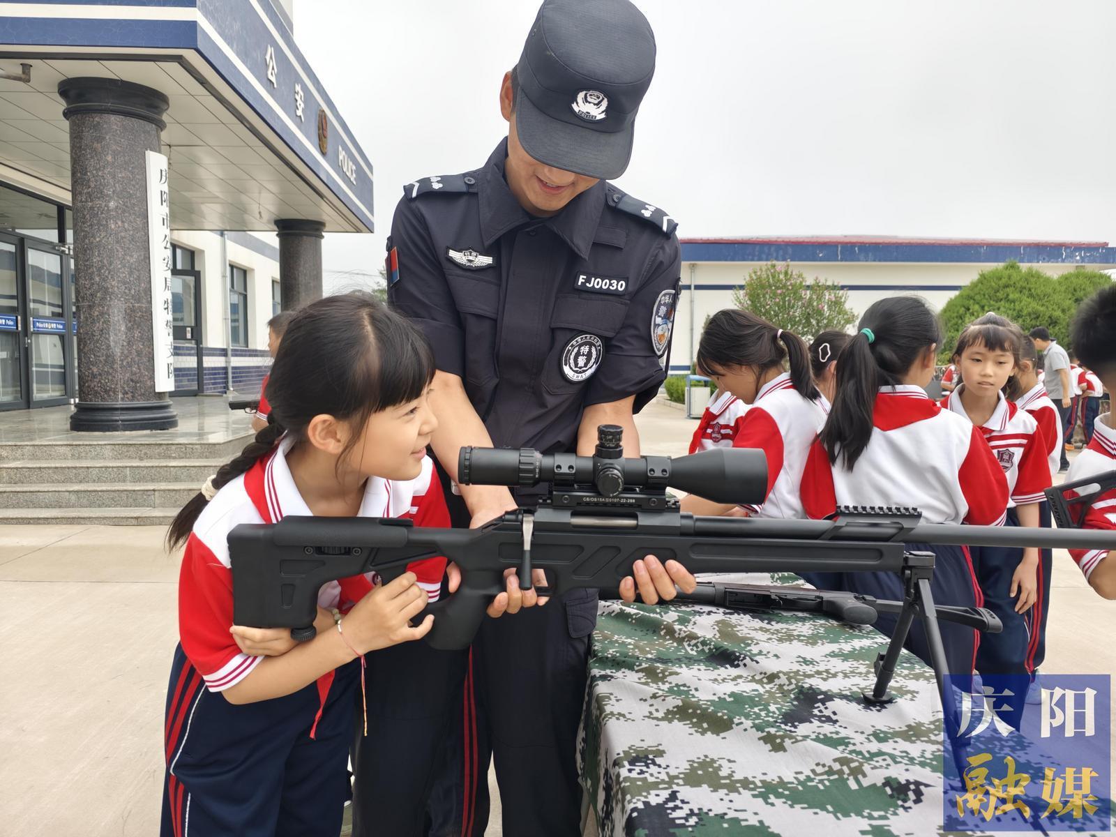 慶陽市少年警?！凹t領(lǐng)巾進(jìn)警營”實(shí)踐體驗(yàn)營活動(dòng)開展