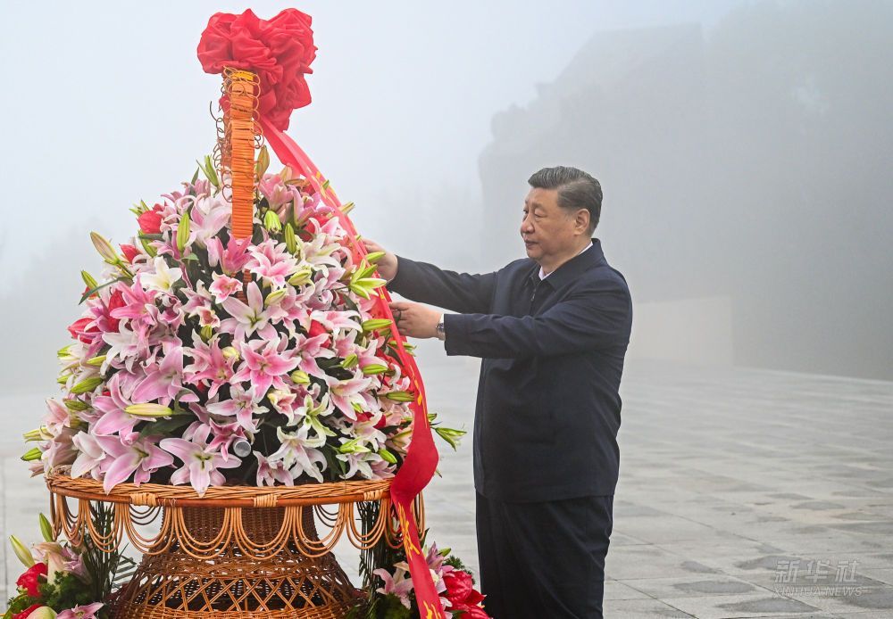 習(xí)近平在山西陽泉市向抗戰(zhàn)烈士敬獻花籃并參觀百團大戰(zhàn)紀念館