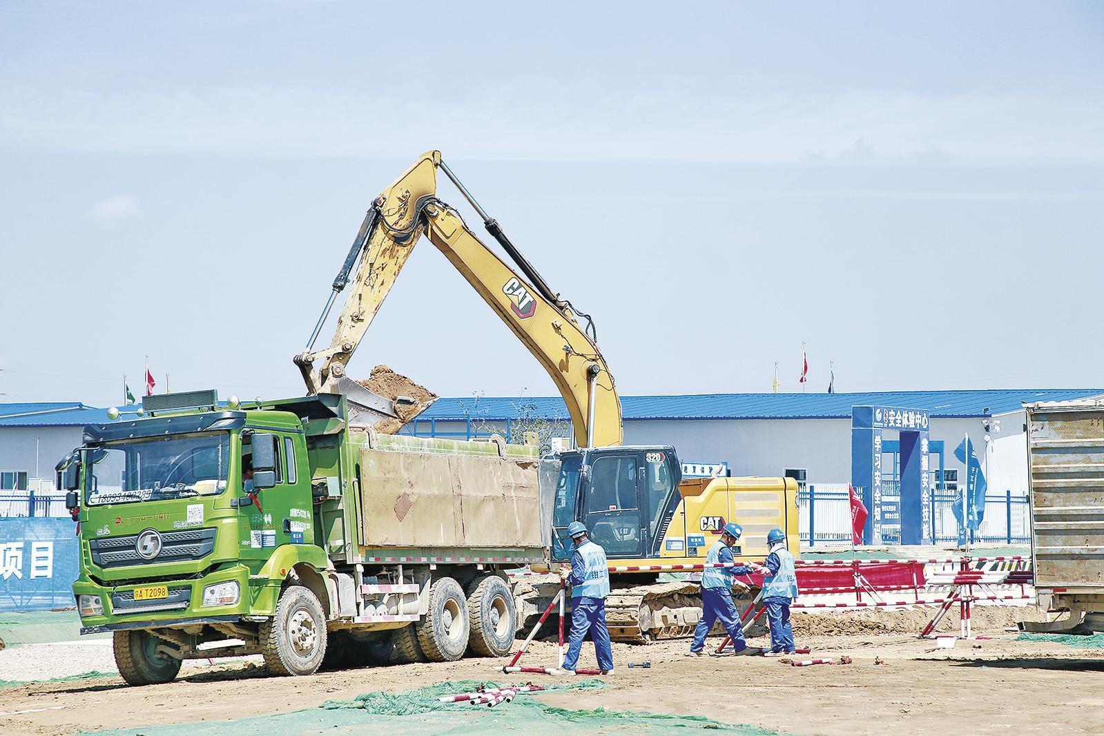 近日，位于寧縣早勝鎮(zhèn)的甘能化（慶陽）2×660MW煤電項(xiàng)目建設(shè)如火如荼。