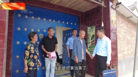 【慶陽榜樣】李鵬飛：把群眾的事當(dāng)成自己的事他能在凌晨兩點(diǎn)提著水桶沖向火場救出11條人命；他能為一樁積怨16年的鄰里糾紛上門調(diào)解9次；他能讓刑滿釋放人員重新找到生活的希望。他就是寧縣中村鎮(zhèn)政府信訪和矛盾糾紛調(diào)處干部李鵬飛