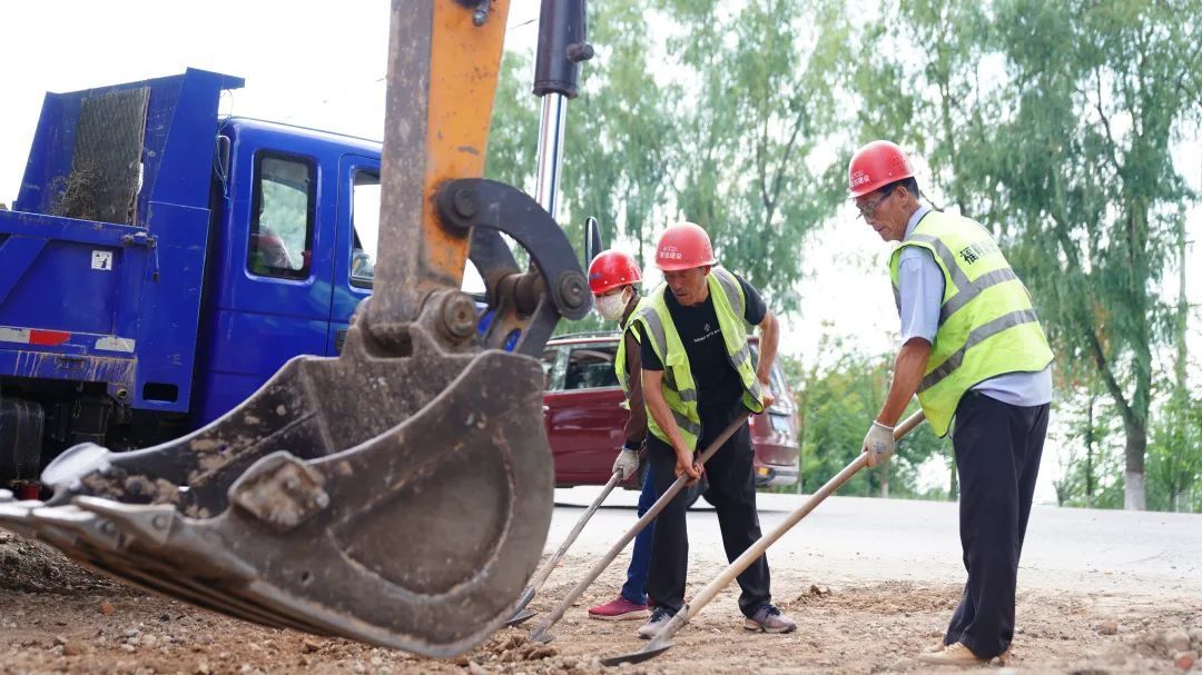 【深化“三抓三促”行動】路暢業(yè)興惠民生——榆林子鎮(zhèn)“三抓三促”行動夯實基礎(chǔ)設(shè)施建設(shè)根基