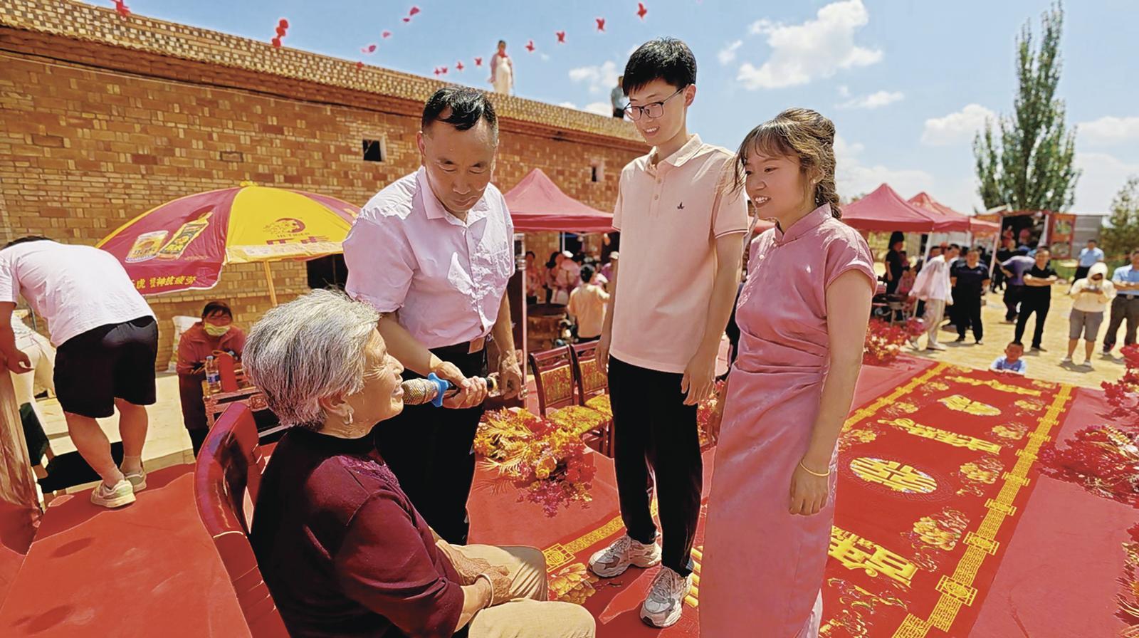 婚事新辦傳佳話 文明新風(fēng)樹(shù)榜樣